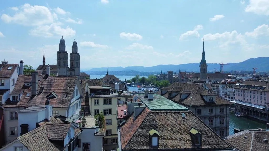 Blick über die Dächer der Zürcher Altstadt mit Grossmünster und Zürichsee