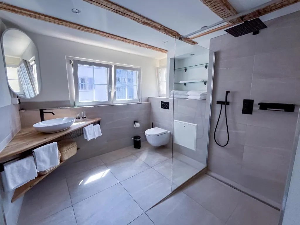 Badezimmer mit Regendusche und Glaswand im stattHotel Zürich