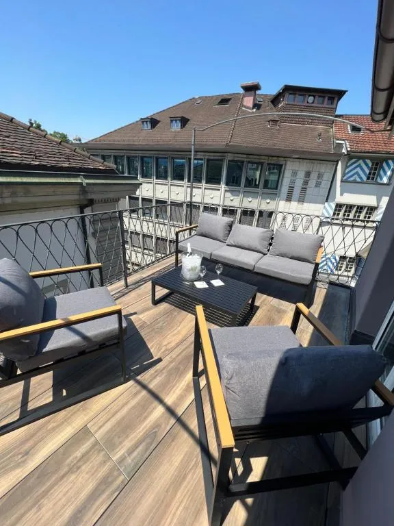 Dachterrasse des stattHotels mit Blick über die Dächer der Zürcher Altstadt