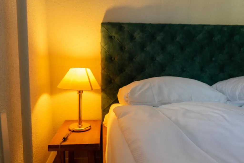 Doppelzimmer Basic im stattHotel Zürich mit grünem Samt-Kopfteil
