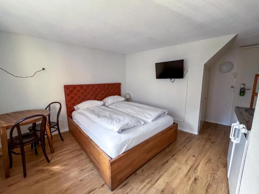Doppelzimmer mit Sitzecke und Bistrotisch im stattHotel Zürich