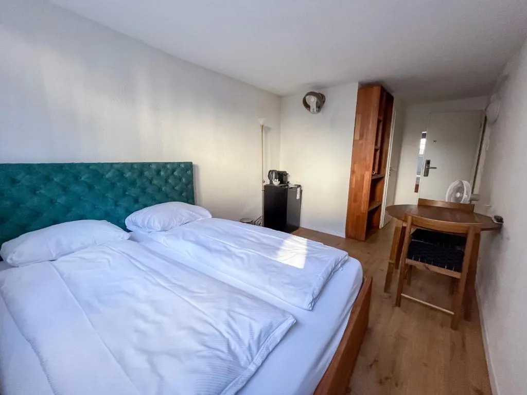 Doppelzimmer im stattHotel Zürich mit grossem Bett und Samt-Kopfteil