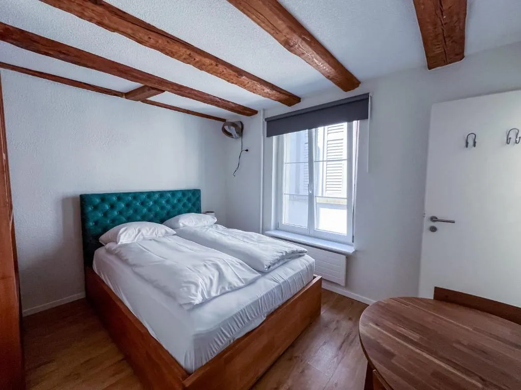 Doppelzimmer mit türkisfarbenem Samt-Kopfteil im stattHotel Zürich