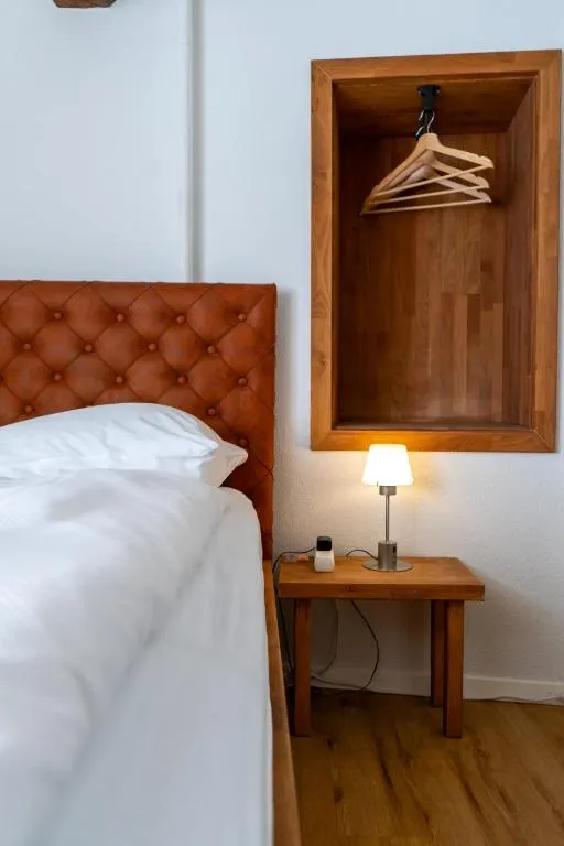 Einzelzimmer im stattHotel Zürich mit Einzelbett und warmem Licht