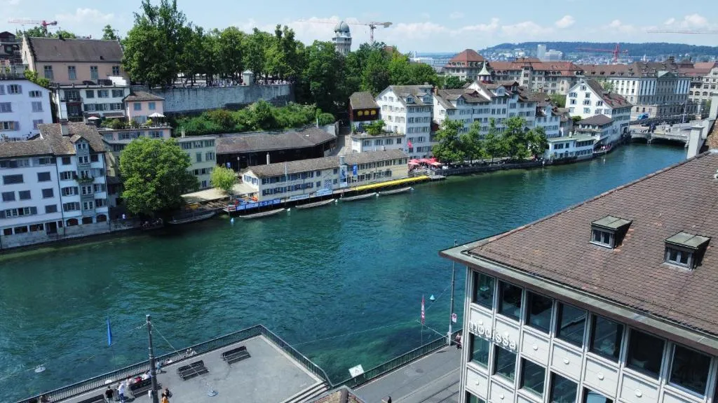 Blick auf die Limmat und das Limmatquai in der Zürcher Altstadt