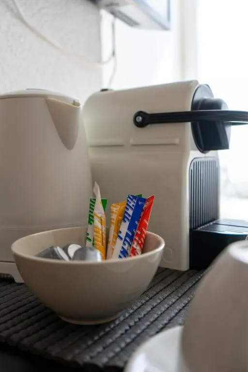 Nespresso-Maschine mit Tassen im Hotelzimmer